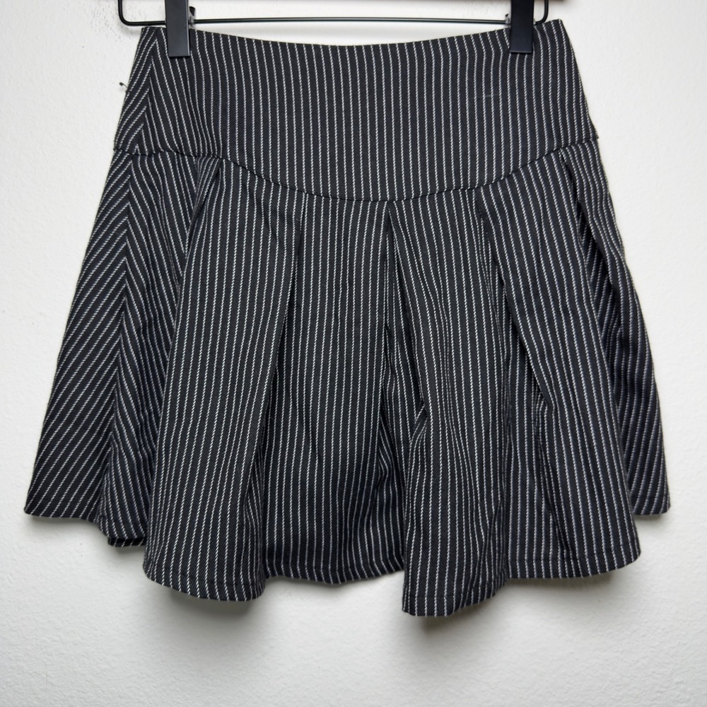 Hot Topic Women Grunge Skirt XS Black Pinstripe Pleated Mini D-Ring Button Front - Picture 9 of 9